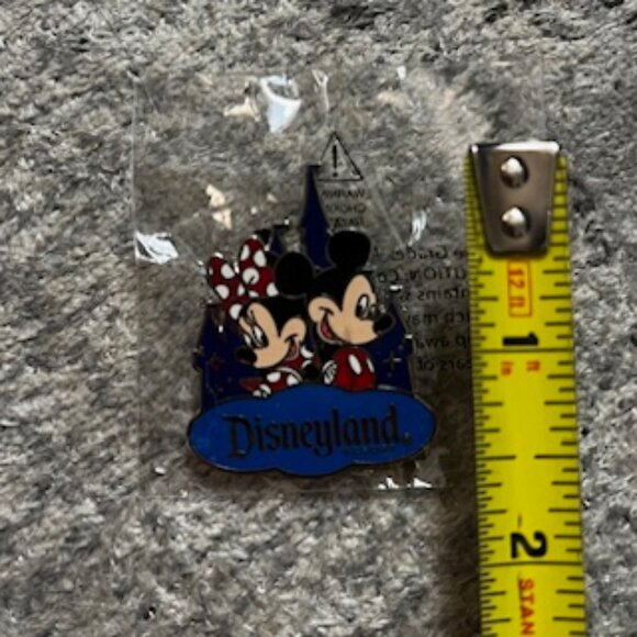 🧡3/15 New Disney Pin Featuring Micky and Minnie - Picture 3 of 4